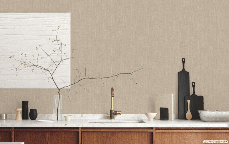 Giấy dán tường hàn quốc có mã 15078-5 có màu nâu đậm và nâu nhạt.